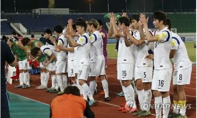 ゲームの後、スタンドにあいさつする韓国代表＝１７日、ビエンチャン（聯合ニュース）