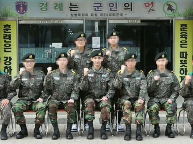 韓国人気グループ「東方神起」のメンバー、チャンミン（27）の軍服姿が公開され、話題を呼んでいる。（提供:陸軍訓練所）