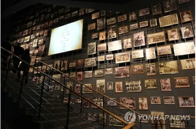 展示されている強制動員被害者らの写真＝２４日、釜山（聯合ニュース）