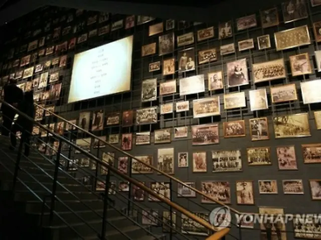 展示されている強制動員被害者らの写真＝２４日、釜山（聯合ニュース）