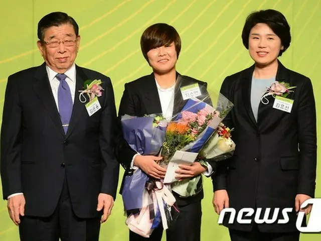 韓国女子サッカー代表のチ・ソヨン（24、チェルシーレディース）が、女子サッカー選手としては初めて「大韓民国女性体育大賞」の最高賞である允谷（ユンゴク）女性体育大賞に輝いた。