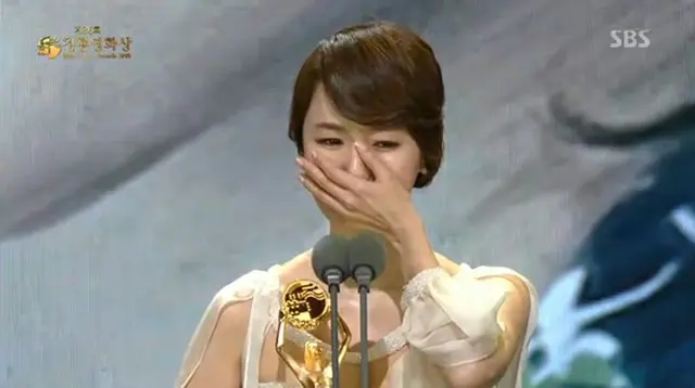 女優イ・ジョンヒョンが、映画「誠実な国のアリス」で女優主演賞を受賞した。（提供:OSEN）