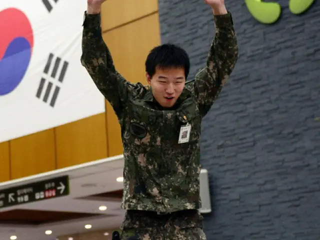 去る8月、北朝鮮軍の非武装地帯（DMZ）地雷挑発で脚切断の重傷を負った陸軍兵士キム・ジョンウォン下士（23）が2日、リハビリ治療を終え、中央報勲病院を退院した。