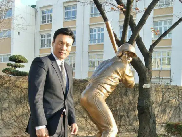 KBO史上初の400本塁打時代を開いた「国民打者」イ・スンヨプ（三星）の銅像除幕式が3日、韓国でおこなわれた。現役のプロ野球選手の銅像が建てられたのは今回が初めてだ。（提供:OSEN）