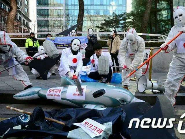 7日午前、韓国・日本大使館の工事現場前で、韓国の環境運動聨合海委員会の活動家たちが日本の南極捕鯨撤回要求および警告記者会見をおこない、糾弾パフォーマンスを展開した。