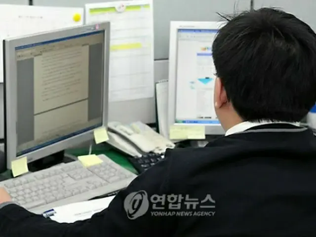 オフィスで勤務する会社員(資料写真)=(聯合ニュース)