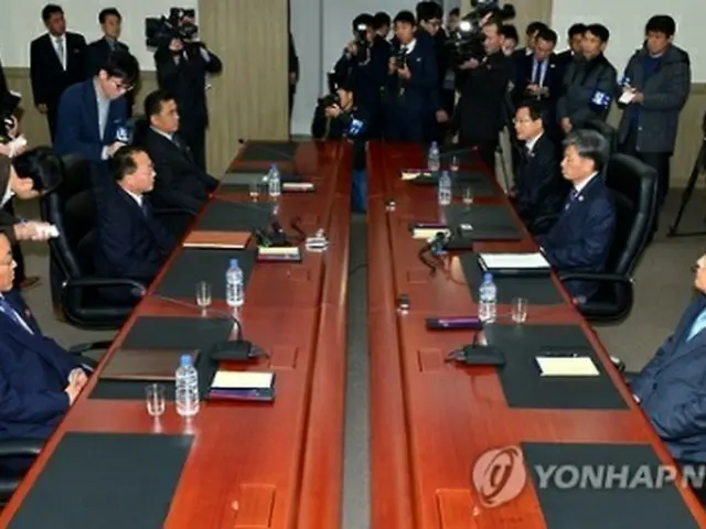 会談に臨む韓国代表（右）と北朝鮮代表＝１１日、開城（聯合ニュース）