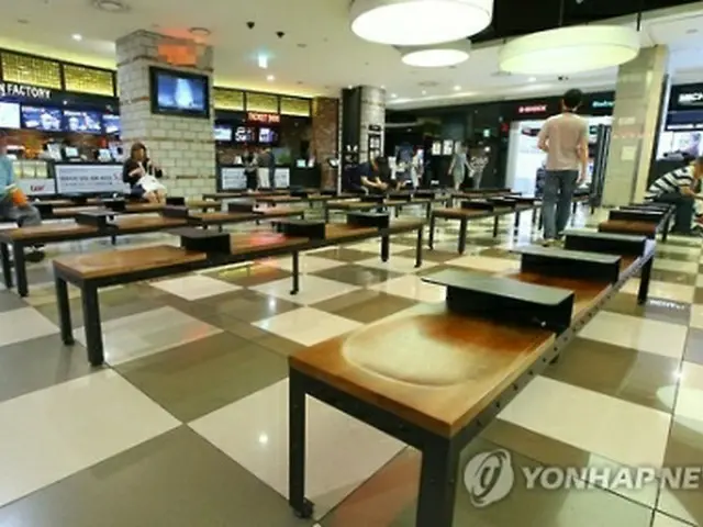 ＭＥＲＳ感染者と隔離対象者が増え続けた６月上旬のソウル市内の映画館。客足が遠のき閑散としていた＝（聯合ニュース）