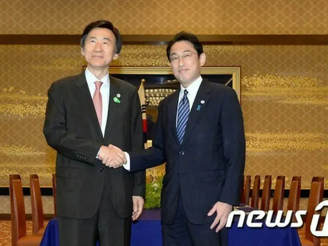 韓国外交部の尹炳世(ユン・ビョンセ)長官と岸田文雄外相は28日、ソウルにて外相会談を開き、慰安婦問題解決のための交渉に乗り出す。