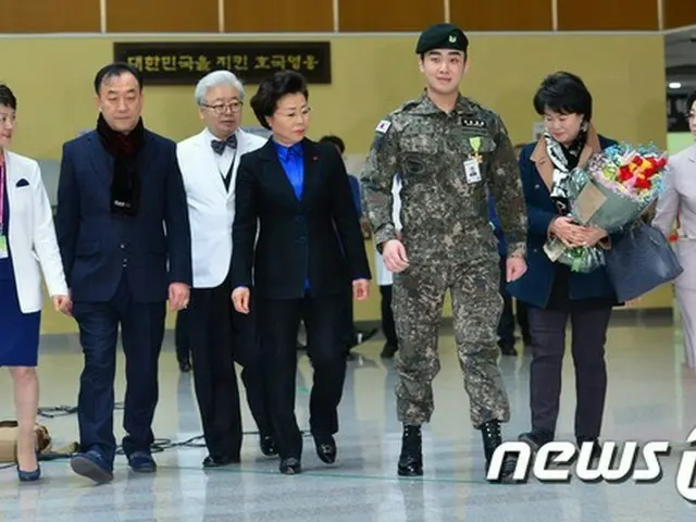 ことし8月、北朝鮮による非武装地帯（DMZ）地雷爆発事件で、両脚を失ったハ・ジェホン軍曹が29日午前、ソウル市内の病院でリハビリ治療を終えて退院した。
