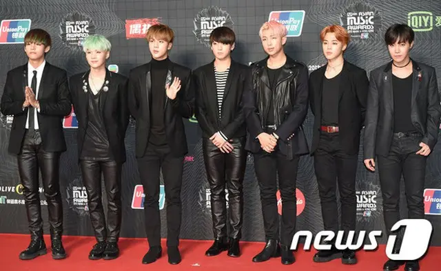 韓国人気グループ「防弾少年団」が、米国ビルボードが選んだ2015年最高のK-POPアルバム、楽曲部門へ同時に名を連ねた。