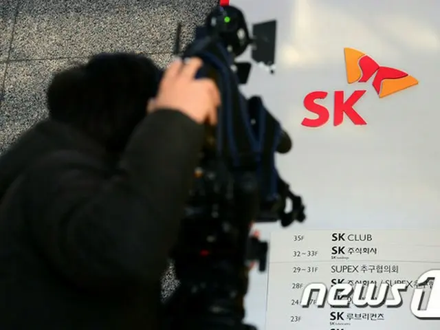 韓国金融監督院がSKグループの崔泰源（チェ・テウォン）会長の内縁の妻キム某氏（44）とSKグループのシンガポール系列会社に対して、外国為替取引法違反の疑いで調査に乗り出したことがわかった。
