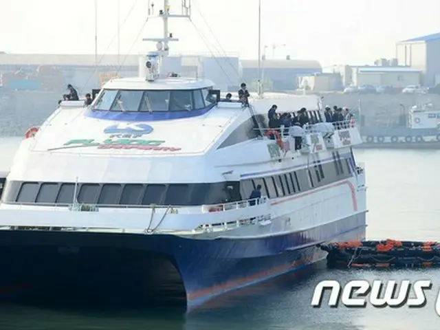 25日午前、釜山港国際旅客ターミナルでターミナルと旅客船を繋ぐボーディング・ブリッジが作動せず、搭乗客400人以上が約1時間20分遅れて下船する事態が発生した。