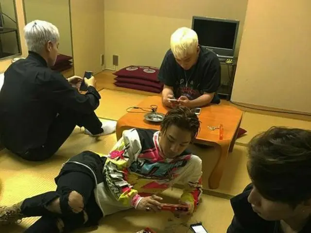 人気グループ「BIGBANG」のG-DRAGONが、メンバーの親近感あふれる日常を公開した。（提供:OSEN）