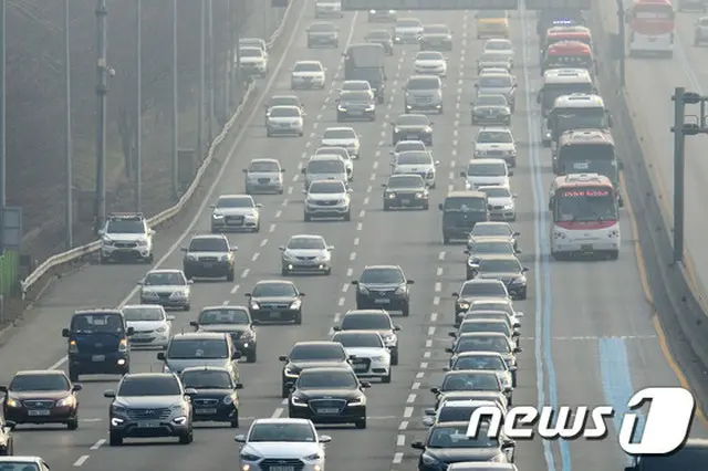 旧正月連休を一日前に控えた5日、午前中から韓国において民族大移動が始まった。韓国全国の主要高速道路は一日はやく帰省する車両により、午後から本格的に渋滞があらわれる見通しだ。