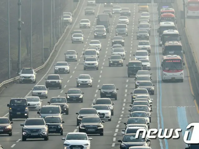 旧正月連休を一日前に控えた5日、午前中から韓国において民族大移動が始まった。韓国全国の主要高速道路は一日はやく帰省する車両により、午後から本格的に渋滞があらわれる見通しだ。