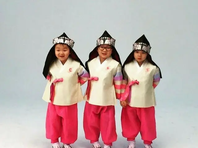 韓国俳優ソン・イルグク（44）の三つ子の息子たちの韓服を着た姿が公開された。左からミングク君、テハン君、マンセ君（提供:news1）