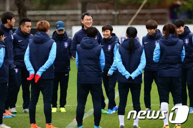 ユン・ドクヨ監督が指揮する女子サッカー韓国代表が自身初となる五輪出場に挑戦する。
