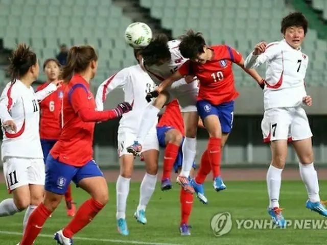 ボールを競り合う韓国と北朝鮮の選手たち＝２９日、大阪（聯合ニュース）