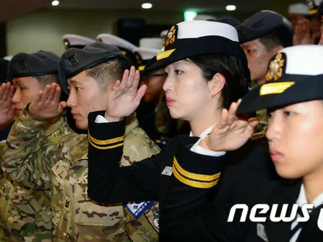 韓国SKグループ、チェ・テウォン会長の娘チェ・ミンジョン（24）海軍中尉が黄海最前戦の北方限界線（NLL）を防衛する部隊に勤務していることがわかった。（提供:news1）