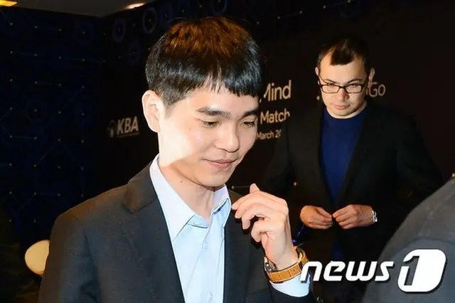 韓国トップの囲碁棋士、李世ドル（イ・セドル）九段が人工知能（AI）コンピューターソフト「アルファ碁（AlphaGo）」に衝撃的な敗北をきした。