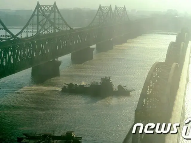 中朝交易の拠点である中国東北部の3省が、国連安保理などの国際社会の北朝鮮制裁によって、経済に打撃を受けていることがわかった。（写真は中国・丹東市と北朝鮮・新義州にかかる鴨緑江大橋 / 提供:news1）