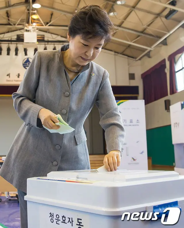 韓国の朴槿恵（パク・クネ）大統領が13日、韓国国会議員総選挙（定数300、任期4年）の投票をおこなった。