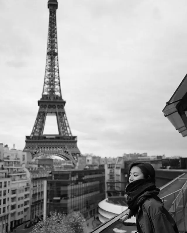 韓国俳優ペ・ヨンジュン（43）の妻で女優のパク・スジン（30）がパリ旅行中の近況を伝えた。（提供:OSEN）