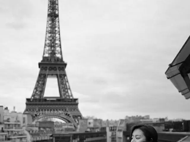 韓国俳優ペ・ヨンジュン（43）の妻で女優のパク・スジン（30）がパリ旅行中の近況を伝えた。（提供:OSEN）