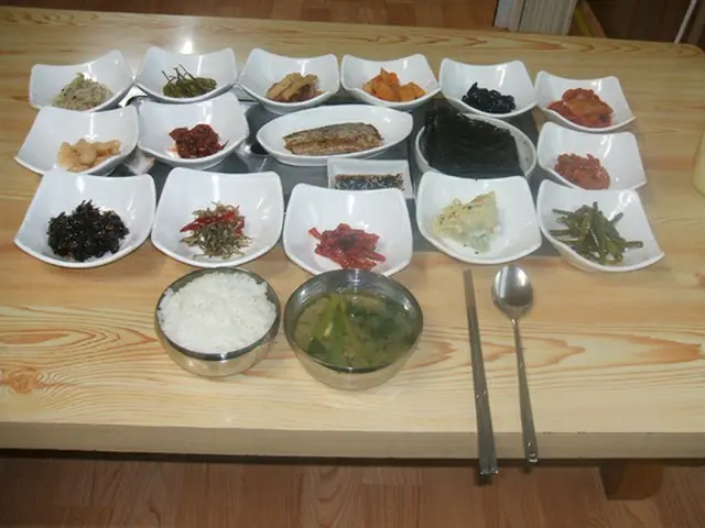 韓国西南部の地方都市で昼の定食を頼んだら、1人前（約500円）でこれだけの量が出てきた。食べきれない！（提供:「ロコレ」編集部）