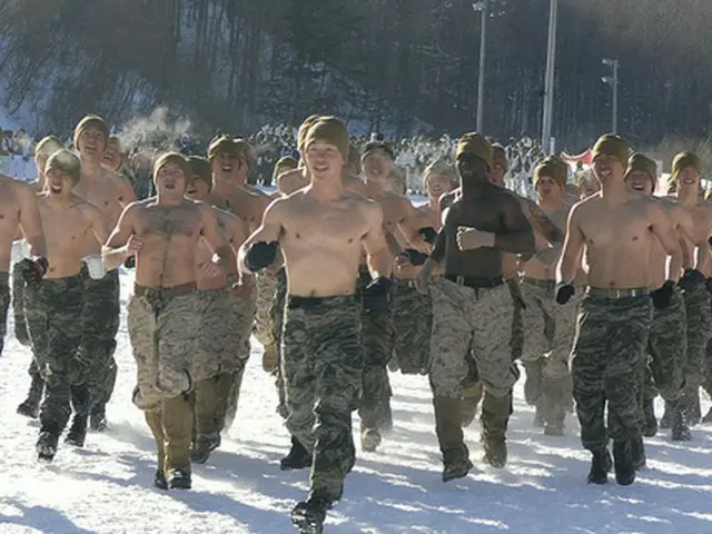 雪の上でも裸で体力トレーニングを行なう（写真/韓国海兵隊公式サイトより）