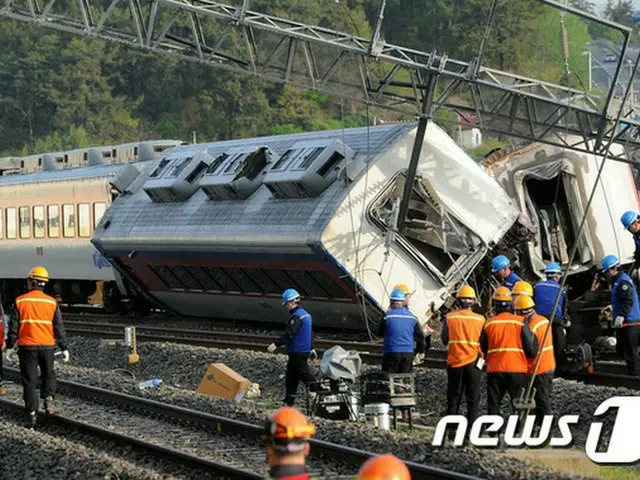 9人死傷の韓国・麗水列車脱線事故、「運転士が自殺未遂」と報道