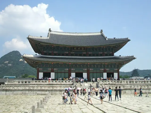 朝鮮王朝時代を象徴する王宮・景福宮（キョンボックン）の正殿だった勤政殿（クンジョンジョン）（写真提供:ロコレ）