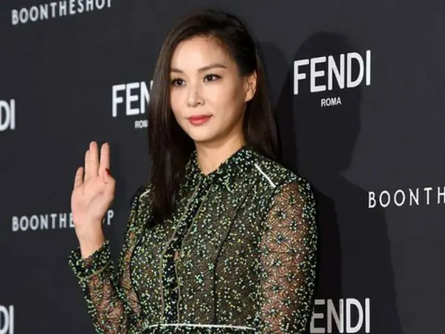 韓国俳優チャン・ドンゴン妻で女優のコ・ソヨンが女優キム・アジュンの所属事務所と専属契約を結び、活動に拍車をかけている。（提供:OSEN）