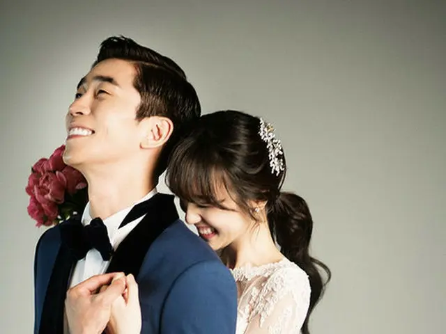 韓国俳優シン・ソンロクが結婚式に先立ち、ウエディンググラビアを公開した。（提供:OSEN）
