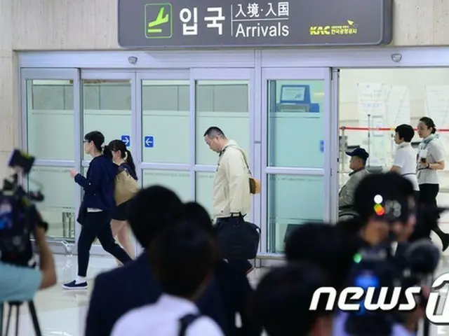 羽田空港で大韓航空機のエンジンが出火する事故により緊急避難した乗客253人が、27日午後11時頃、金浦空港に到着した。事故後、空港で8時間以上待っていた乗客には、疲れが見えていた。（提供:news1）