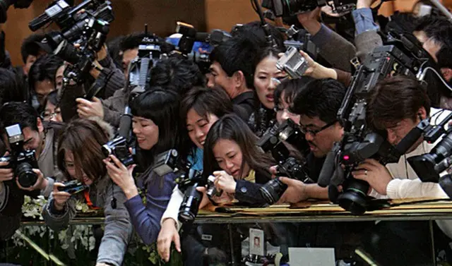 それは、2005年2月のことだった。韓国の公営放送局・KBSのドラマ映像チームに所属するベテランのカメラマンが、過労のために亡くなった。その背景にはドラマ制作現場の過酷さが影響していた。（写真提供:ロコレ）