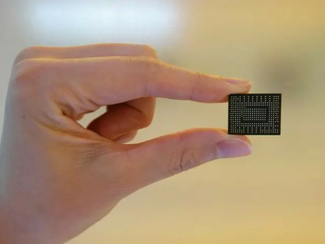 サムスン電子は31日、重さ1グラム、大きさ2センチメートルにも満たないながら、容量512GBに達する世界最小・最軽量のSSDを発売したことを明かした。（提供:news1）
