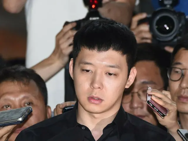 韓国アイドルグループ「JYJ」メンバーのパク・ユチョン（30）が警察署に出頭し、性的暴行容疑に関する初めての取り調べを受ける。（提供:news1）