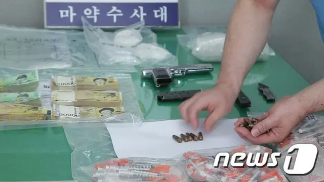 日本の特定危険指定暴力団工藤会所属の中堅幹部が拳銃と麻薬を所持し釜山に潜伏していたが、韓国警察に逮捕された。