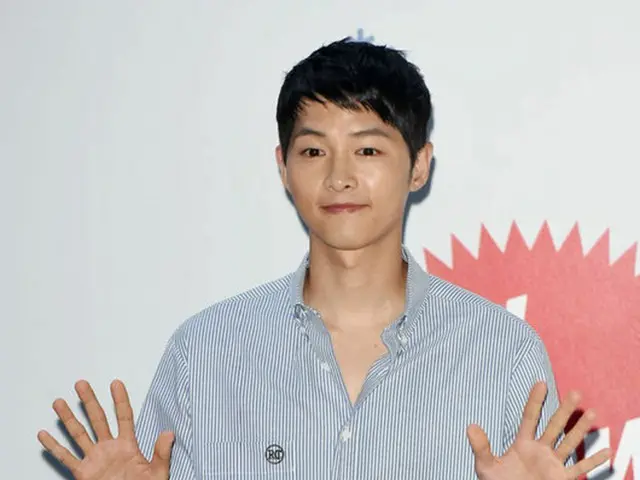 韓国俳優ソン・ジュンギ（30）がアジアツアーファンミーティングを共にしたスタッフたちにタブレットPCをプレゼントした。
