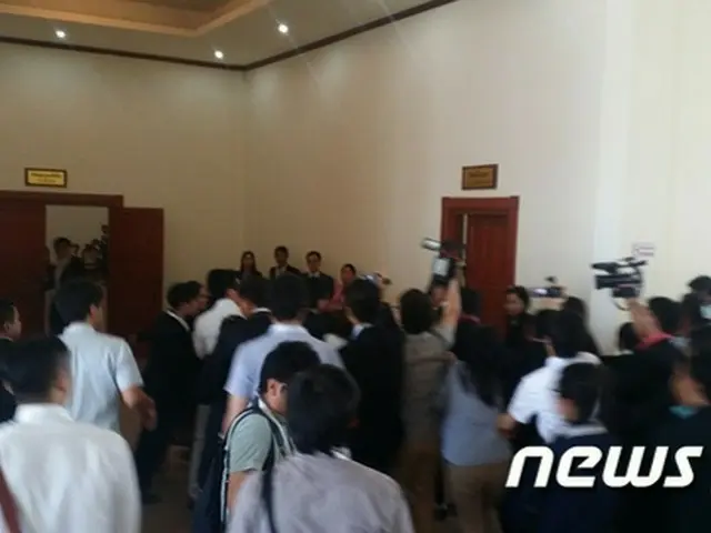 北朝鮮の李容浩（リ・ヨンホ）外相を近接取材していた韓国取材陣に向かってラオス警備当局が電気警棒で脅威する事態が発生した。（提供:news1）