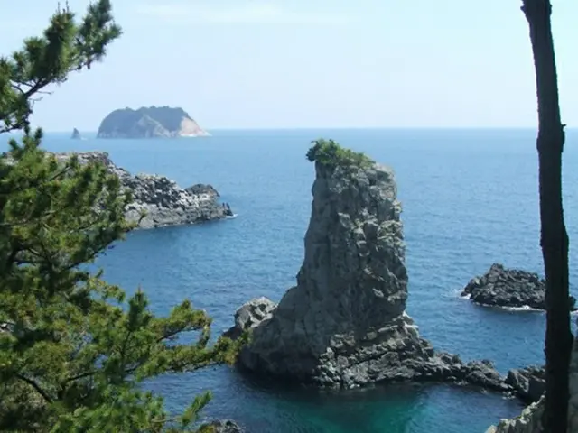 海から突き出ている岩がウェドルゲ（写真提供:ロコレ）