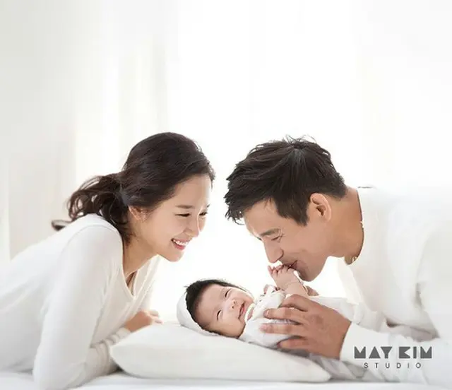 韓国俳優オ・ジホ（40）が妻・娘と一緒に撮影した家族写真を公開した。（提供:OSEN）