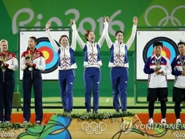 表彰台に上がったアーチェリー女子団体韓国代表(中央の3人)=7日、リオデジャネイロ(聯合ニュース)
