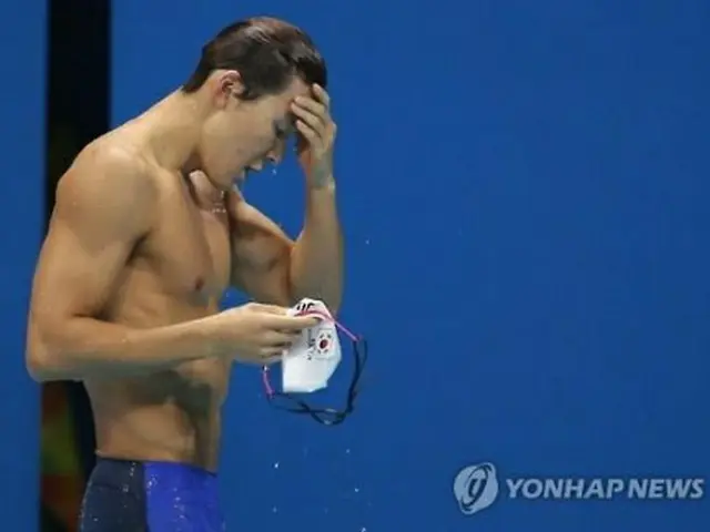 100メートル自由形で予選落ちし肩を落とす朴泰桓=(聯合ニュース)