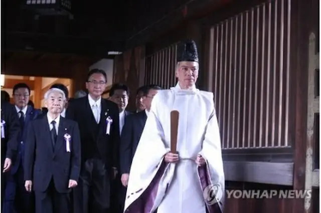 靖国神社を参拝する日本の国会議員ら＝１５日、東京（聯合ニュース）