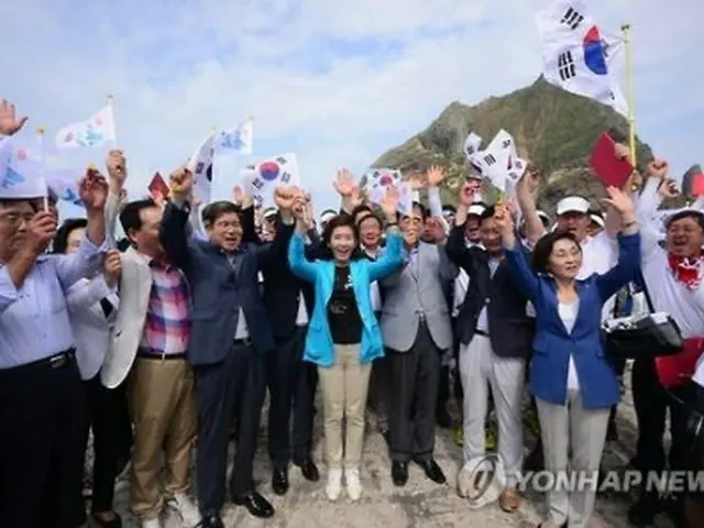 独島で万歳三唱する国会議員ら(国会写真記者団)=15日、独島(聯合ニュース)