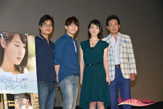 左からハン・サンヒ監督、「TEENTOP」L.Joe、桜庭ななみ、辰巳琢郎