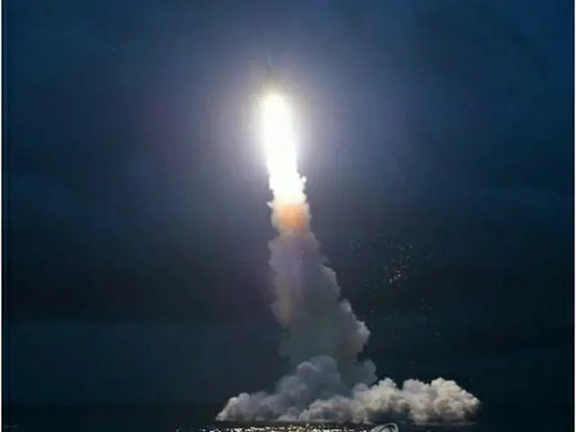 労働新聞が公開した潜水艦発射弾道ミサイル（ＳＬＢＭ）の発射実験の模様＝（聯合ニュース）